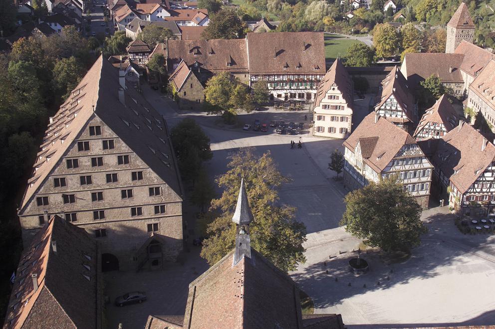 Luftbild des Wirtschaftshofs des Klosters Maulbronn mit Fruchtkasten