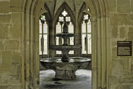 Dreistufiger Brunnen im Brunnenhaus von Kloster Maulbronn