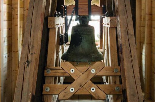 Historische Glocke in der neuen Glockenstube