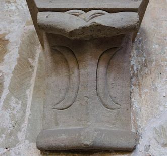 Halbmondsymbole an einem Konsolstein im südlichen Kreuzgang des Klosters Maulbronn