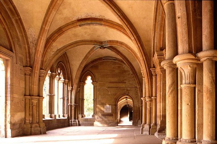 Vue intérieure du porche de style gothique primitif de l’église abbatiale de Maulbronn (« Paradis ») 
