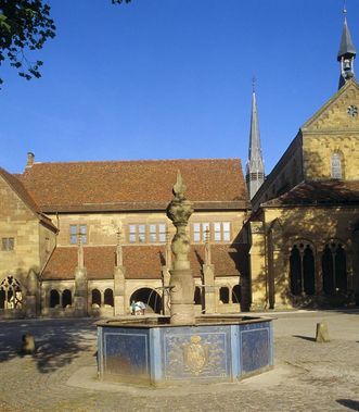 Klosterhof von Kloster Maulbronn mit Brunnen