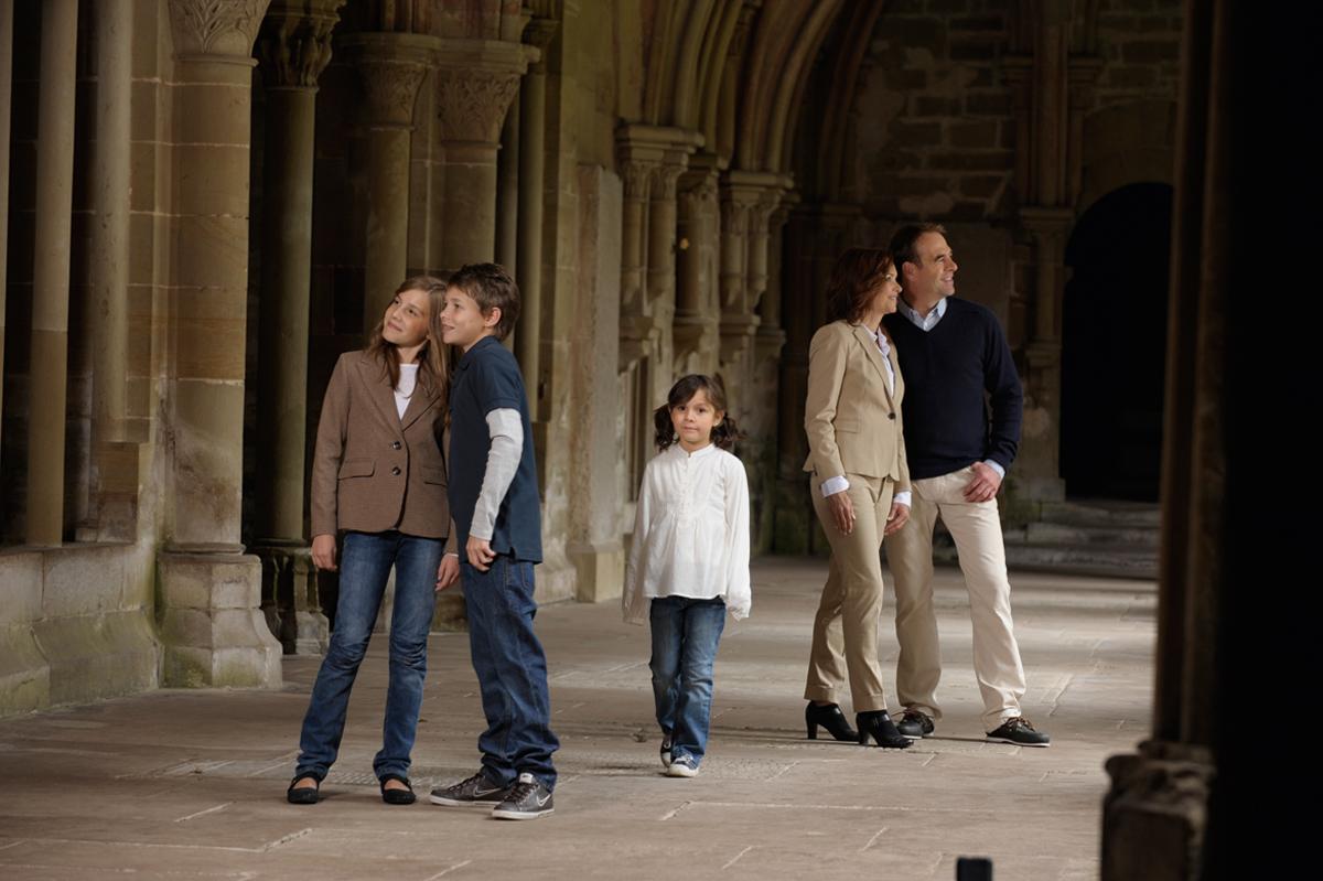 Visiteurs dans le cloître du monastère de Maulbronn 