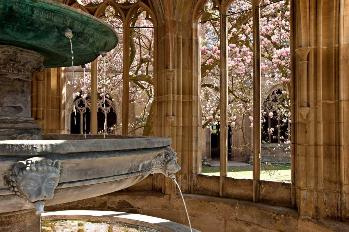 Fontaine à trois bassins dans la chapelle de la fontaine du monastère de Maulbronn 