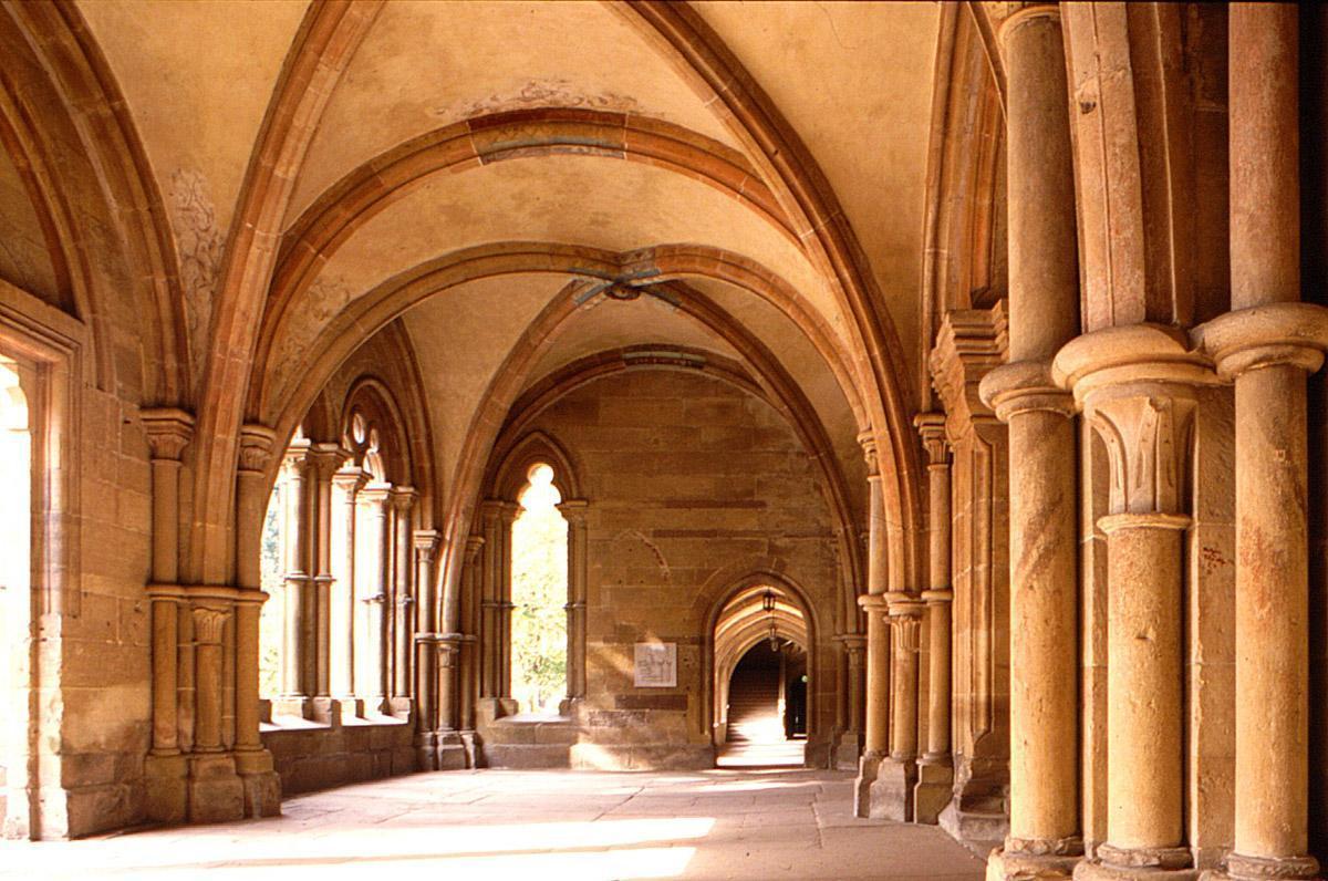 Vue intérieure du porche de style gothique primitif de l’église abbatiale de Maulbronn (« Paradis ») 