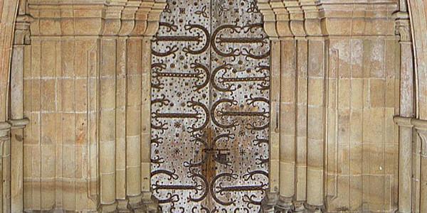 Detail des romanischen Kirchenportals von Kloster Maulbronn