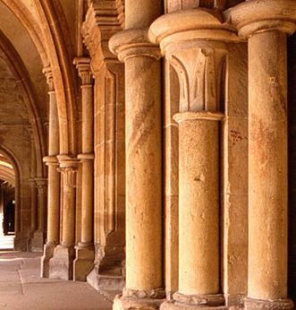 Rangées de colonnes dans le porche du monastère de Maulbronn 