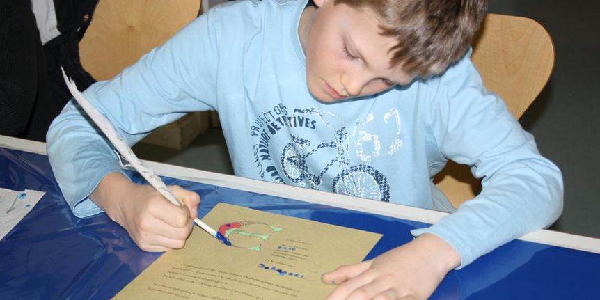 Junge beim Basteln im Kloster