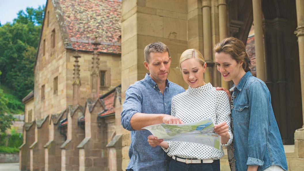 Kloster Maulbronn, Gäste mit einem Plan vor Kloster Maulbronn