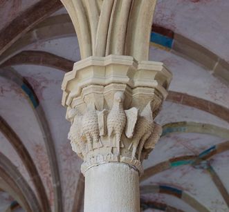 Chapiteau avec huit oiseaux dans la salle capitulaire du monastère de Maulbronn 