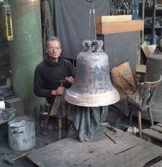 Feinarbeit an der neuen Glocke