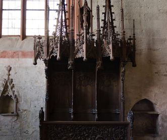 Banc à trois places dans le chœur des moines dans l’église du monastère de Maulbronn 