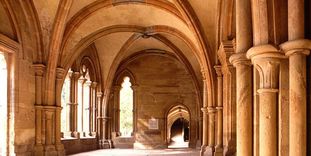 Innenansicht der frühgotischen Vorhalle der Klosterkirche Maulbronn („Paradies“)