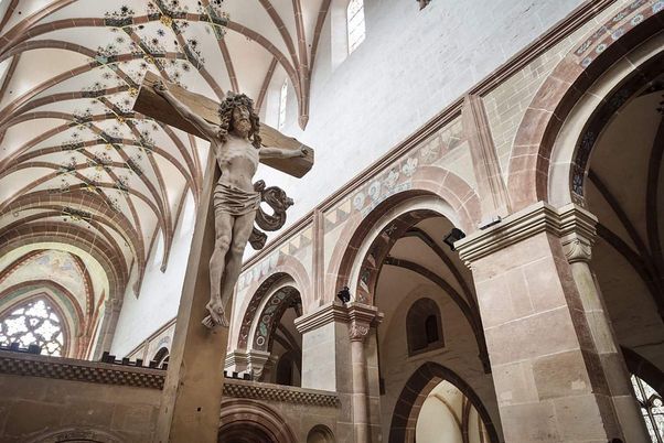 Kloster Maulbronn, Innenansicht der Klosterkirche mit Kreuz