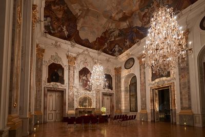 Schloss Bruchsal, Innen, Fürstensaal abendlich beleuchtet