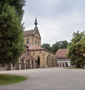 Kloster Maulbronn, Klosterhof mit Kirche; Foto: Staatliche Schlösser und Gärten Baden-Württemberg, Günther Bayerl
