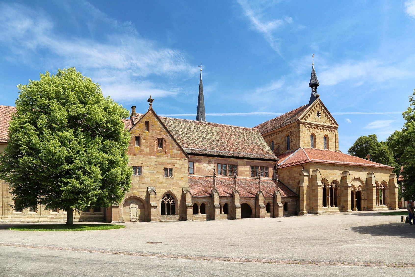 Kloster Maulbronn, Ansicht auf Kloster und Klosterhof vor blauem Himmel