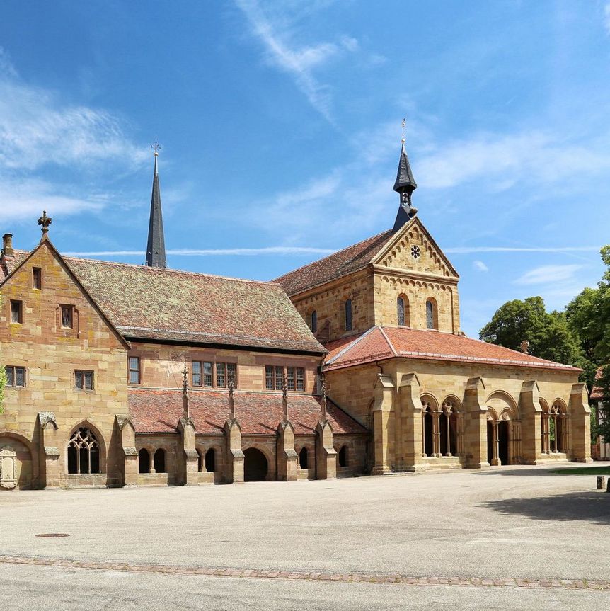 Kloster Maulbronn, Ansicht auf Kloster und Klosterhof vor blauem Himmel