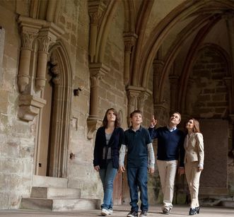 Besucher im Kreuzgang, Kloster Maulbronn