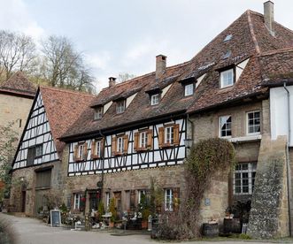 Wirtschaftshof mit Kameralamt, Gesindehaus und Speisemeisterei (von links) des Klosters Maulbronn