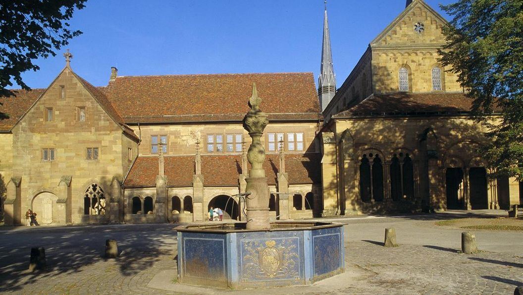 Klosterhof von Kloster Maulbronn mit Brunnen