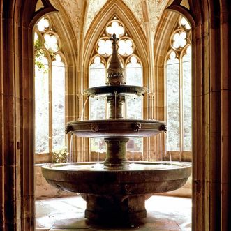Dreischaliger Brunnen im Brunnenhaus des Klosters Maulbronn