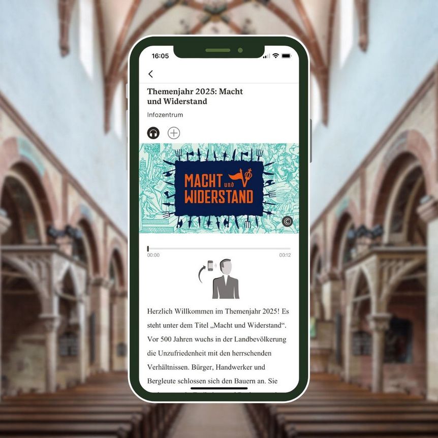 Smartphone mit Themenjahrs-Station vor Innenansicht der Klosterkirche Maulbronn