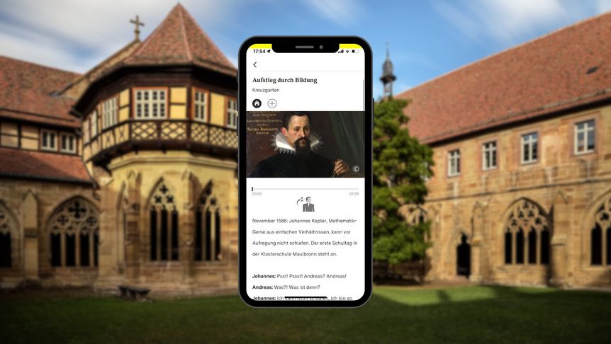 Kloster Maulbronn, Smartphone mit Themenjahr-Tourstation vor dem Brunnenhaus im Kreuzgarten der Klausur