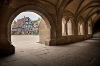 Foto: Staatliche Schlösser und Gärten Baden-Württemberg, Günther Bayerl Kloster Maulbronn, Blick auf dem Wirtschaftshof vom Konversengang aus